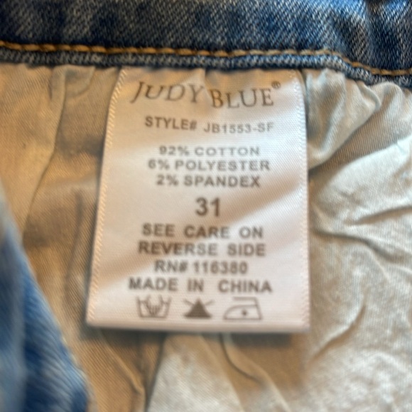 Judy Blue - distressed blue jeans shorts with eyelet at hem - size 31 - Picture 6 of 7